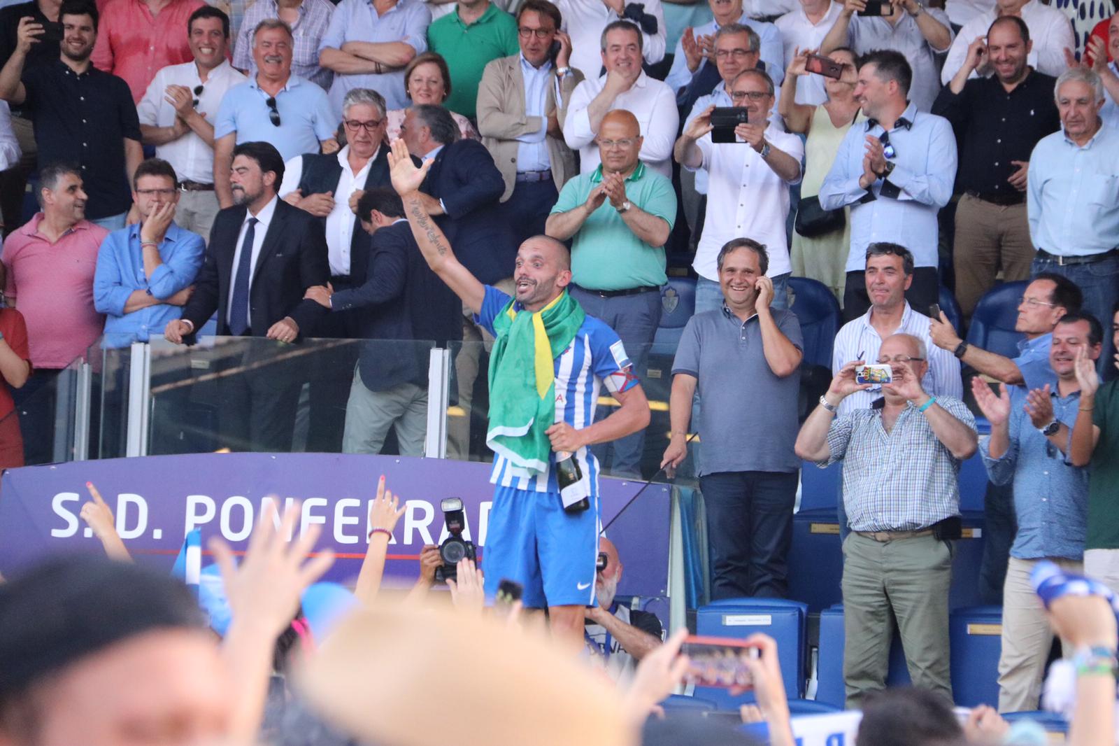 Los aficionados celebran el ascenso a Segunda División a pie de campo.