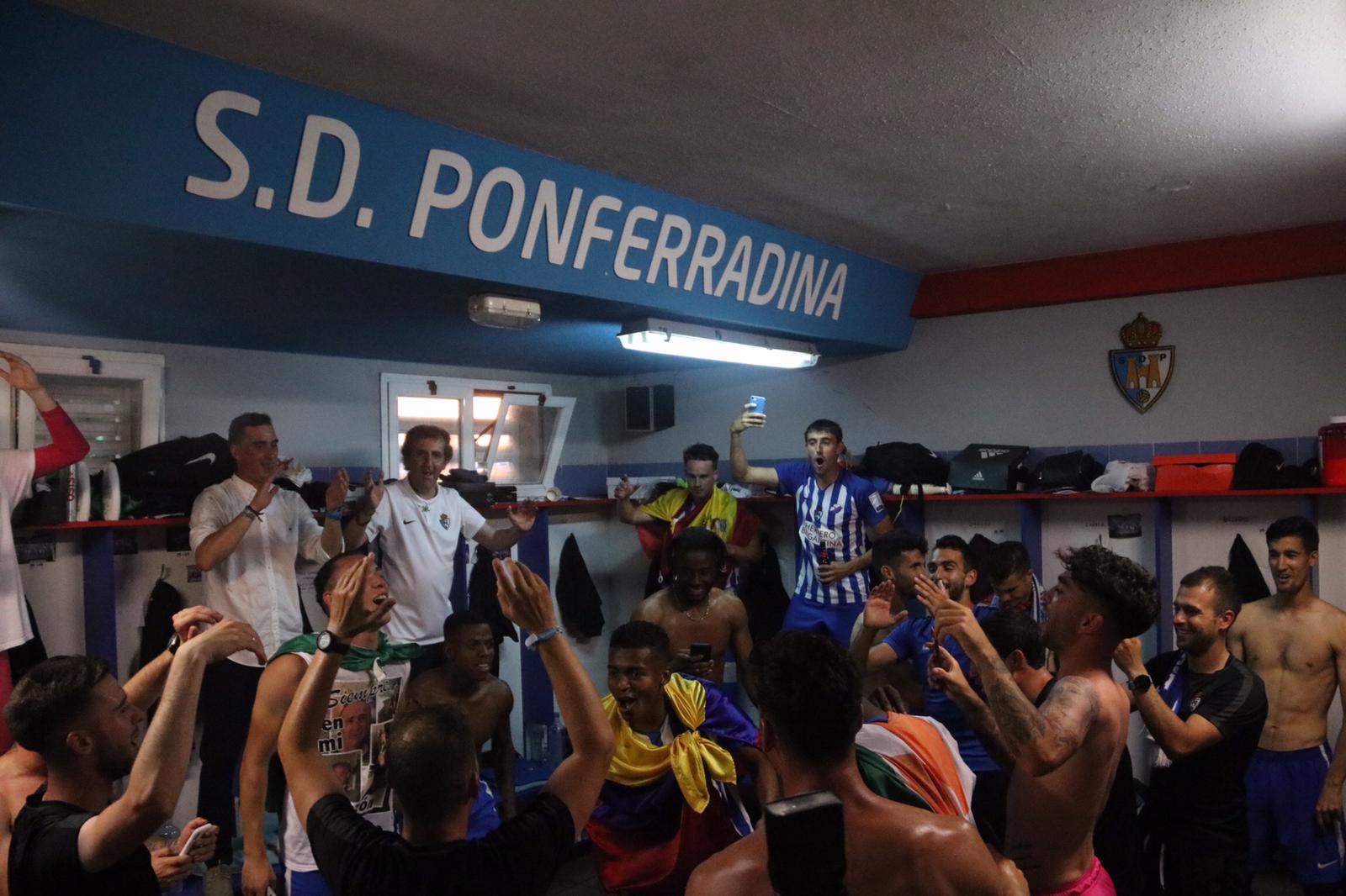 Los aficionados celebran el ascenso a Segunda División a pie de campo.