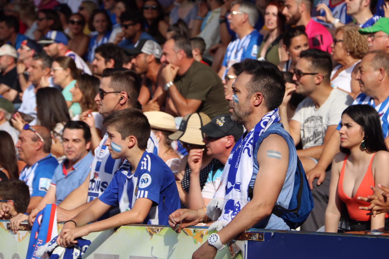 Los jugadores de la Ponferradina celebran su primer gol en El Toralín.