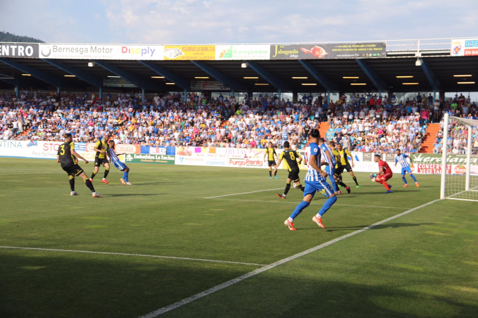 Los jugadores de la Ponferradina celebran su primer gol en El Toralín.