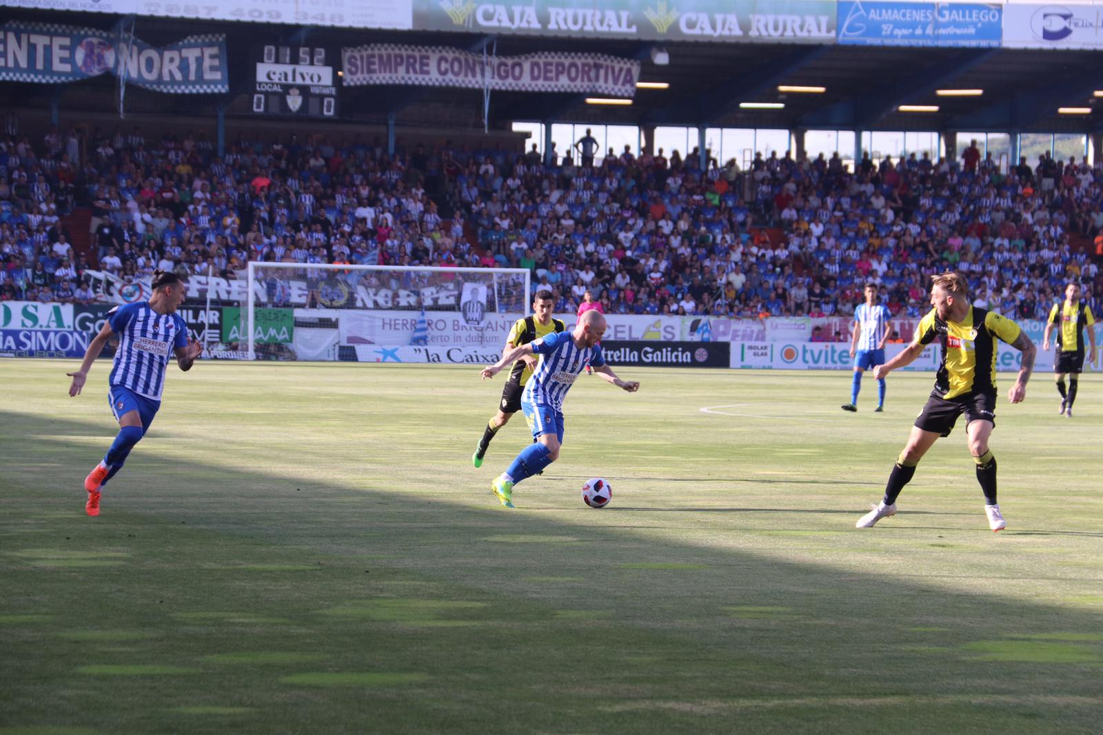 Los jugadores de la Ponferradina celebran su primer gol en El Toralín.