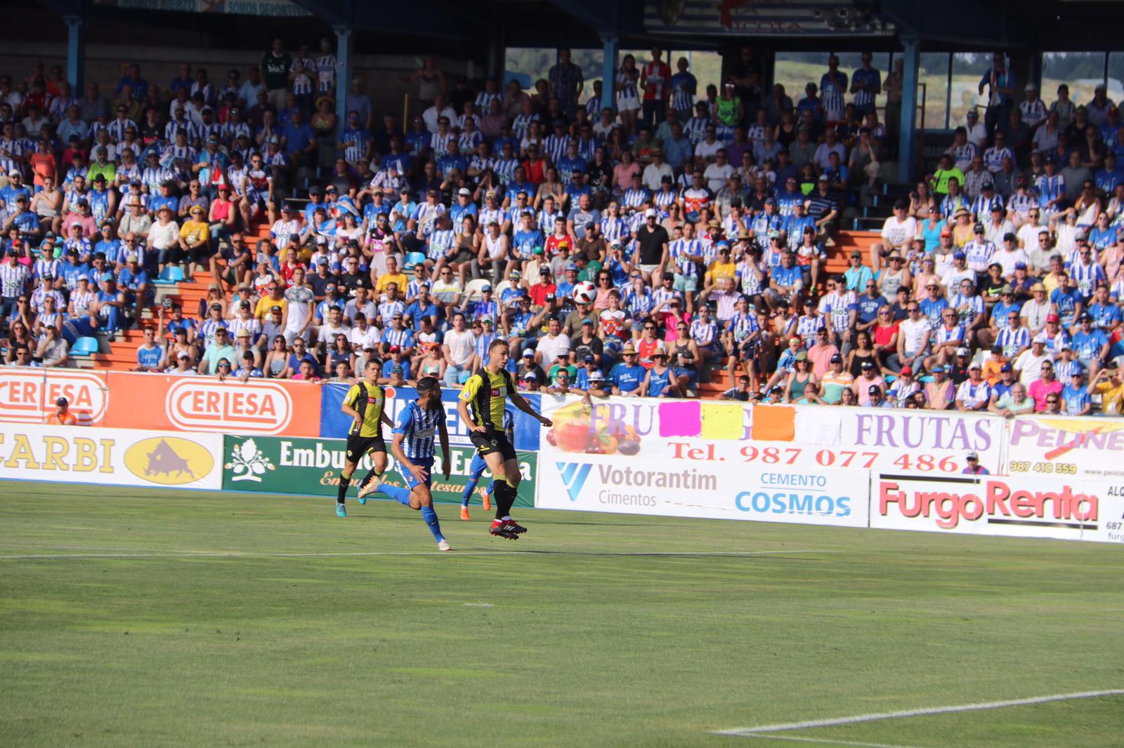 Los jugadores de la Ponferradina celebran su primer gol en El Toralín.