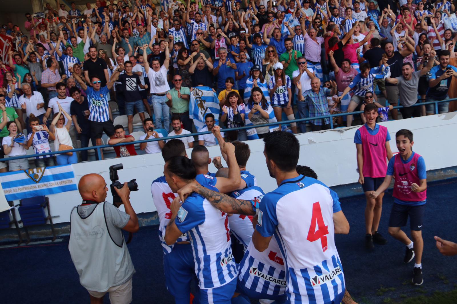 Los jugadores de la Ponferradina celebran su primer gol en El Toralín.