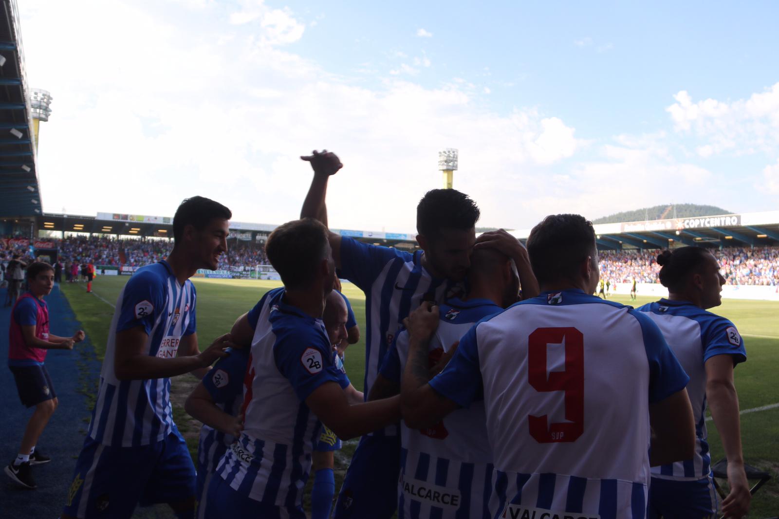 Los jugadores de la Ponferradina celebran su primer gol en El Toralín.