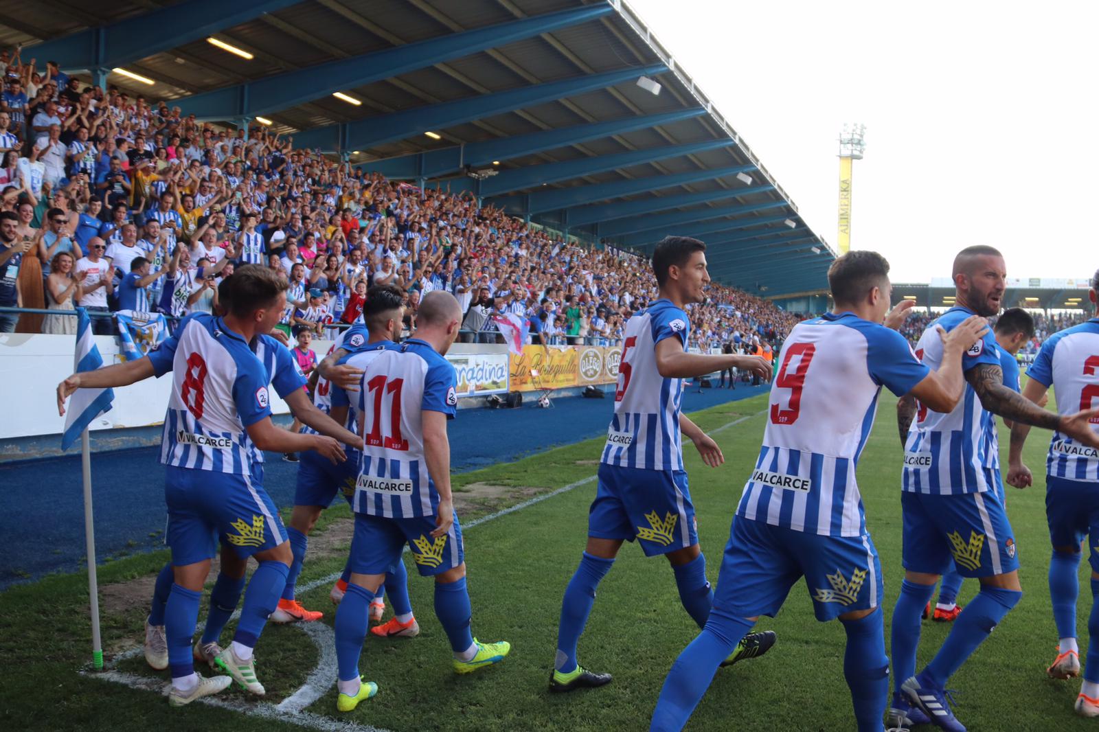 Los jugadores de la Ponferradina celebran su primer gol en El Toralín.