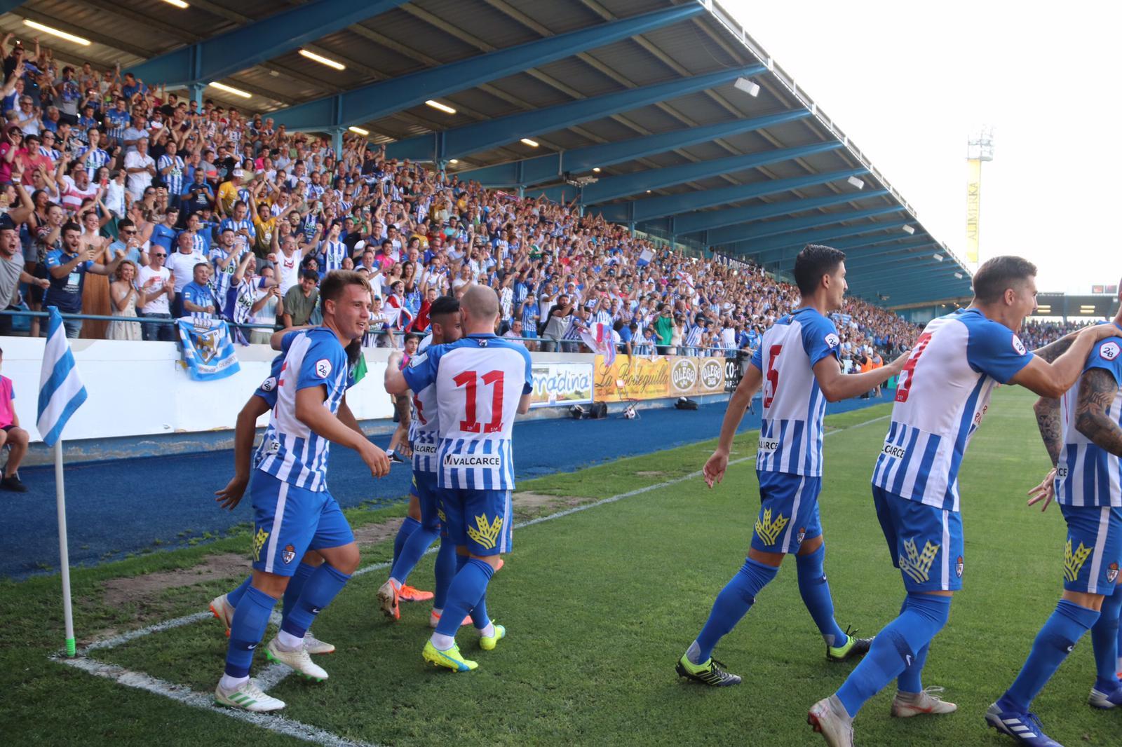 Los jugadores de la Ponferradina celebran su primer gol en El Toralín.