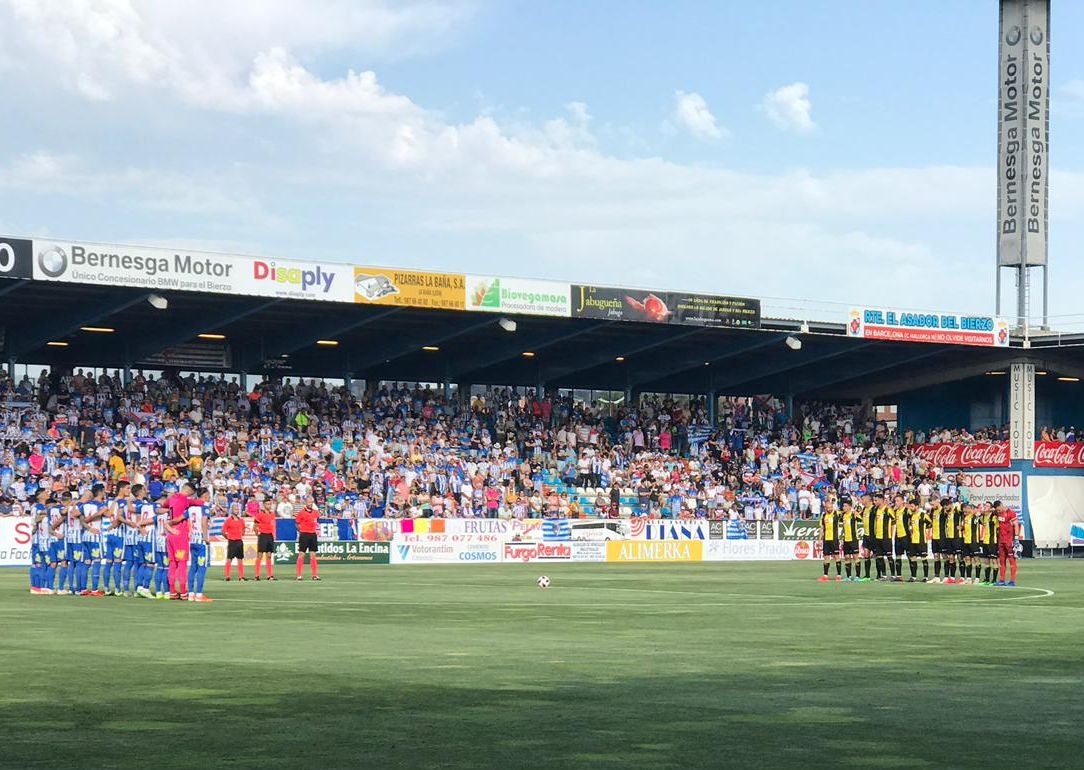 Los jugadores de la Ponferradina celebran su primer gol en El Toralín.