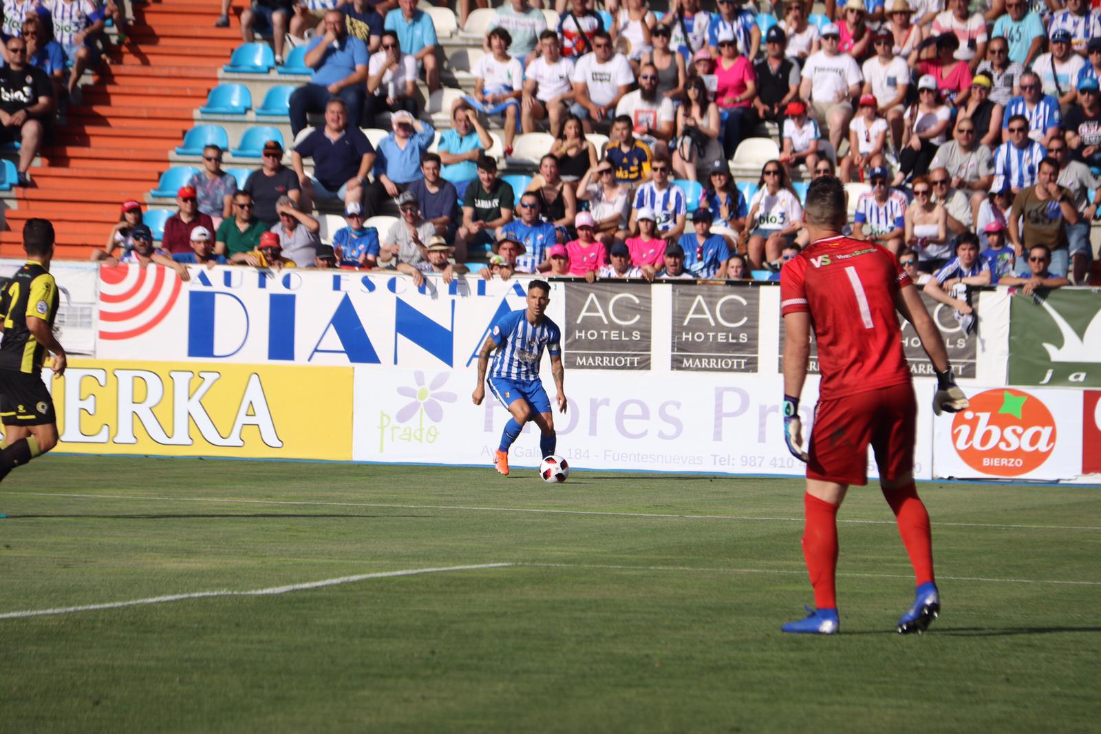 El Toralín presenta un lleno espectacular para vivir el ascenso a Segunda División del equipo.