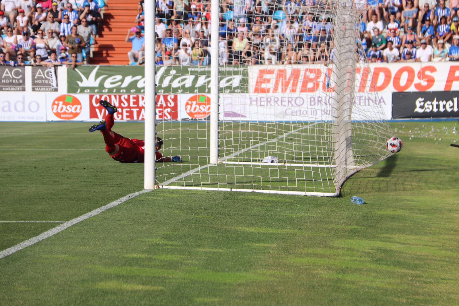 El Toralín presenta un lleno espectacular para vivir el ascenso a Segunda División del equipo.