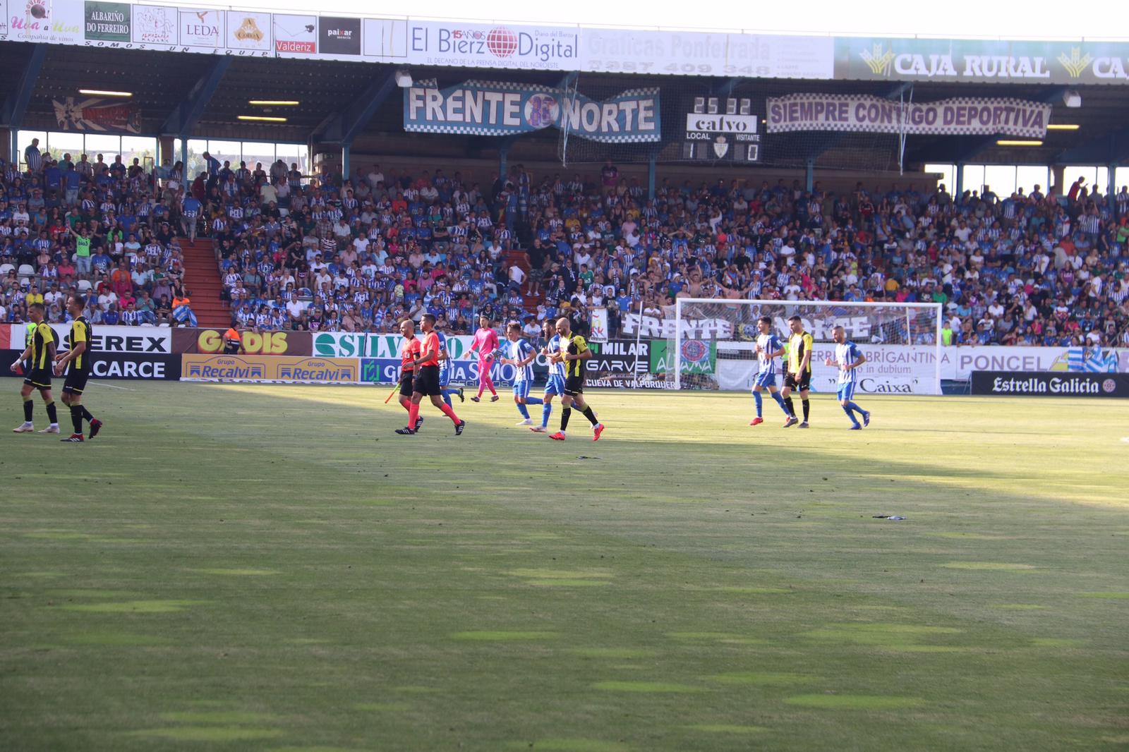 El Toralín presenta un lleno espectacular para vivir el ascenso a Segunda División del equipo.