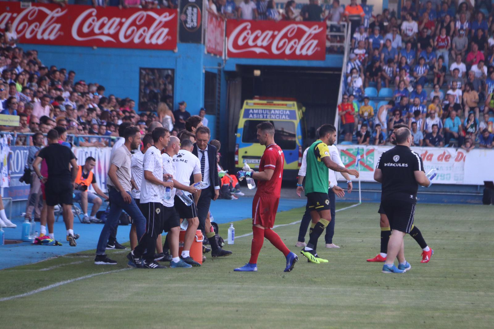 El Toralín presenta un lleno espectacular para vivir el ascenso a Segunda División del equipo.