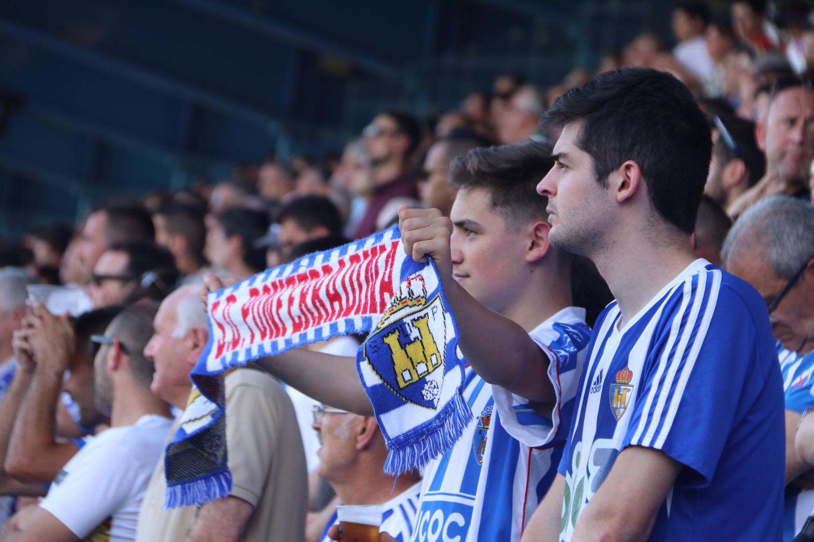 El Toralín presenta un lleno espectacular para vivir el ascenso a Segunda División del equipo.