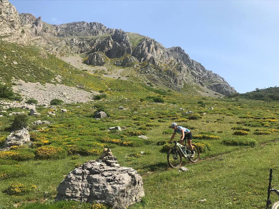 Fotos: Momentos del #retoBttBierzoBabia organizado por la Fundación Bas Van der Goor