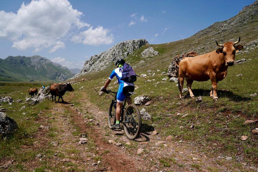 Fotos: Momentos del #retoBttBierzoBabia organizado por la Fundación Bas Van der Goor