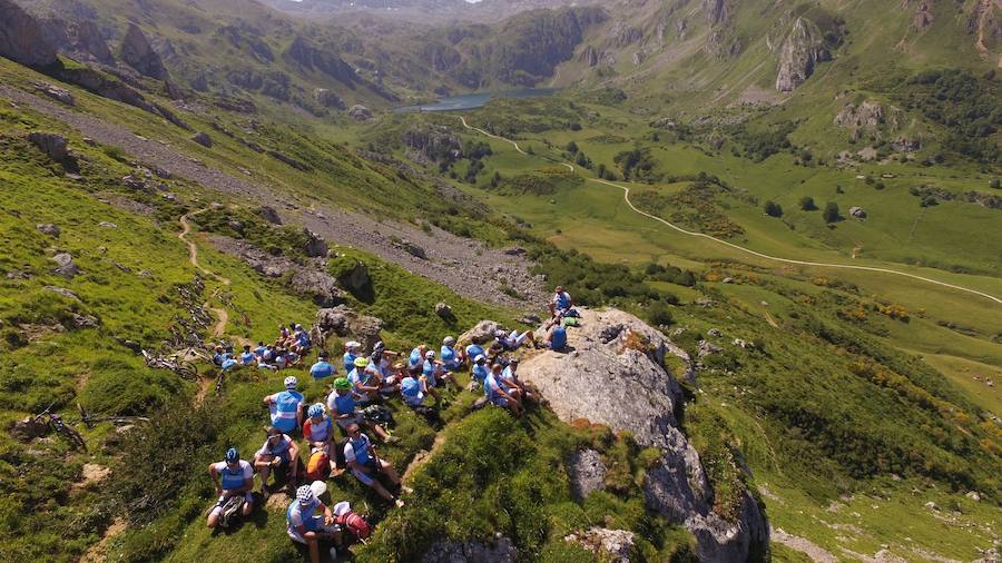 Fotos: Momentos del #retoBttBierzoBabia organizado por la Fundación Bas Van der Goor