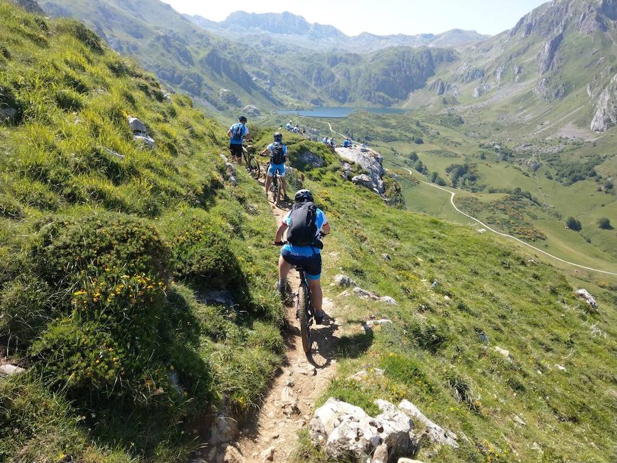 Fotos: Momentos del #retoBttBierzoBabia organizado por la Fundación Bas Van der Goor