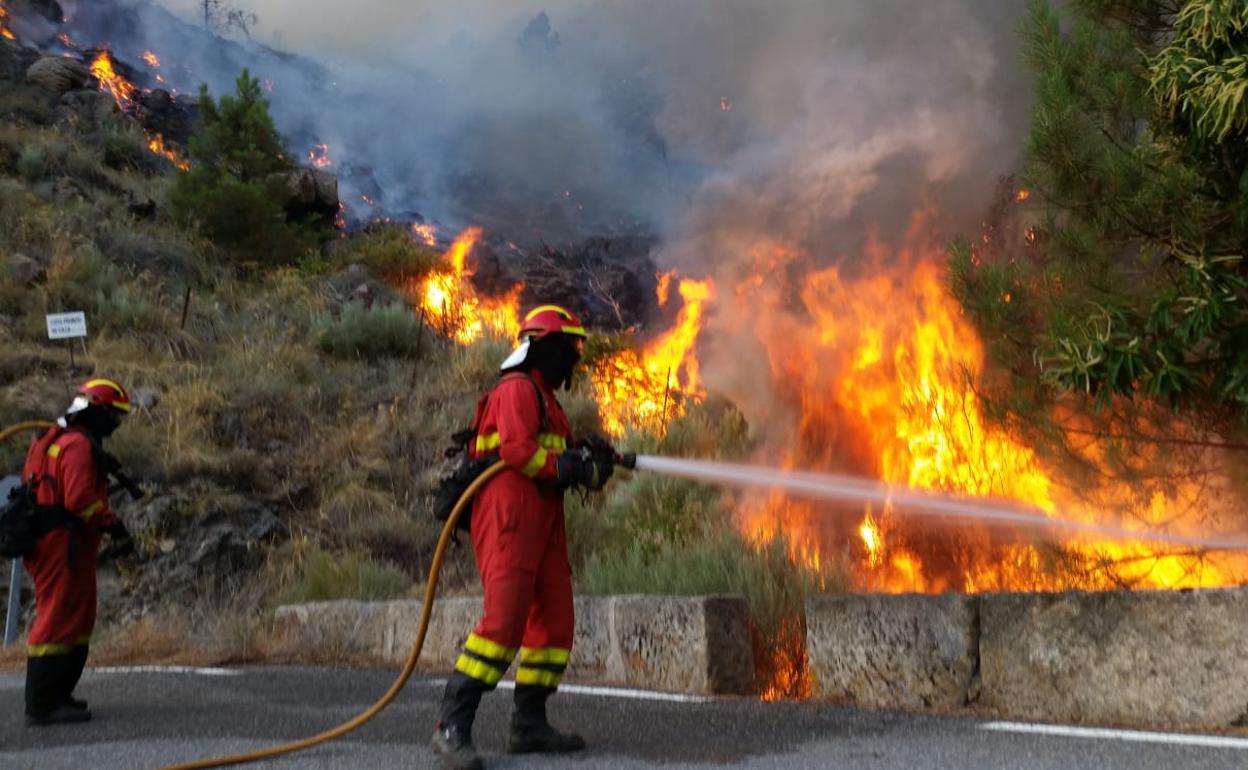 Militares de la UME en la extinción del incendio. 