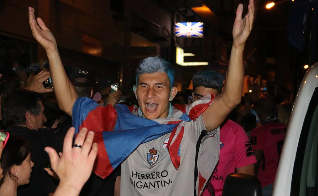 Los jugadores celebran el ascenso.