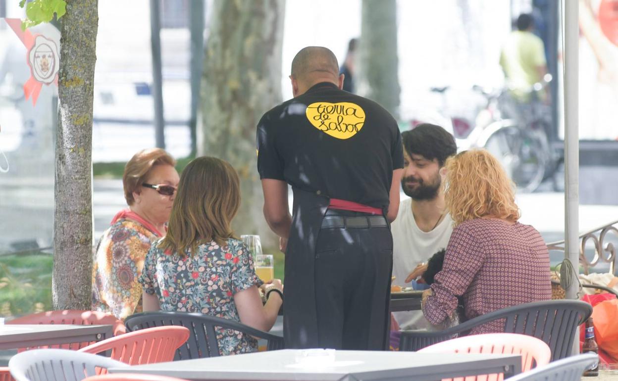 Un camarero sirve una consumición esta semana en una terraza de Valladolid.