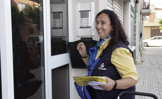 Andrea Piñán, cartera contratada por Correos para repartir en Laguna de Duero.