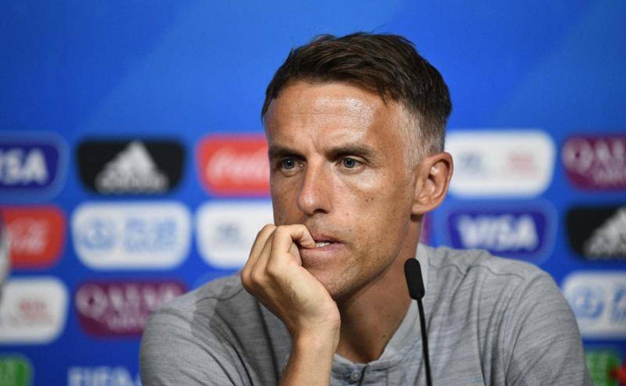 Phil Neville, pensativo en rueda de prensa.