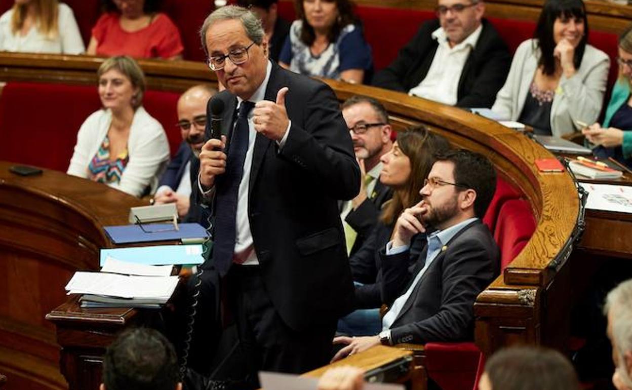 Torra (en el centro) habla durante un pleno. 