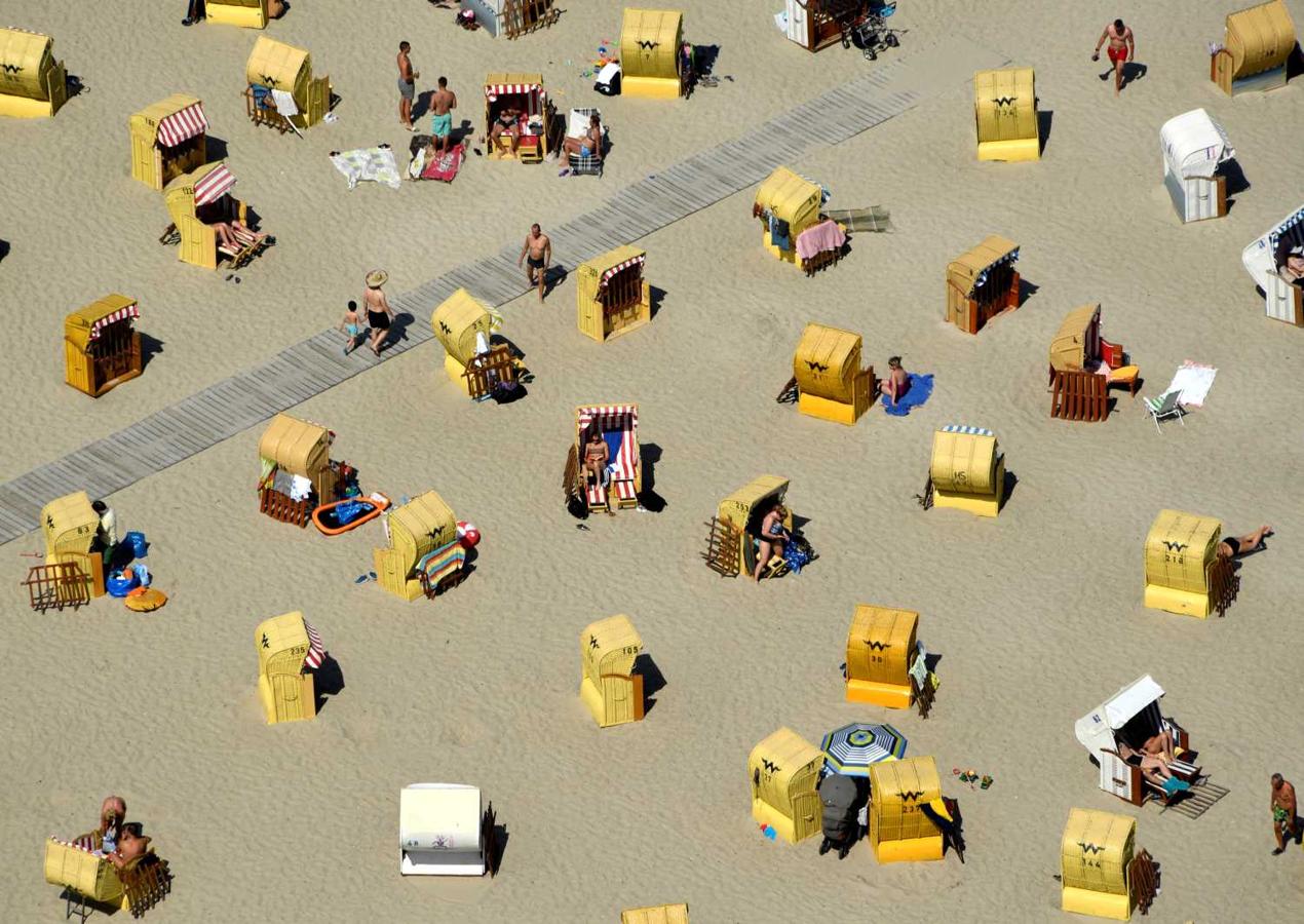 La gente disfruta de un día de playa junto al mar Báltico en Travemuende, Alemania