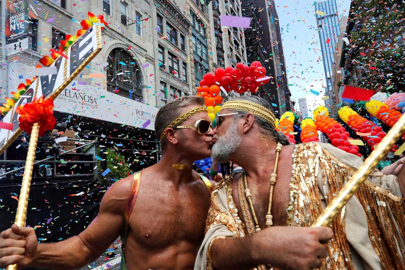 Dos participantes se besan mientras participan en la marcha del Orgullo Gay de Nueva York