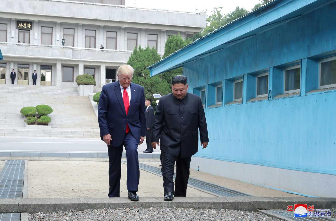 El presidente de los Estados Unidos, Donald Trump, y el líder norcoreano, Kim Jong Un, posan en la zona desmilitarizada (DMZ) que separa a las dos Coreas, en Panmunjom, Corea del Sur