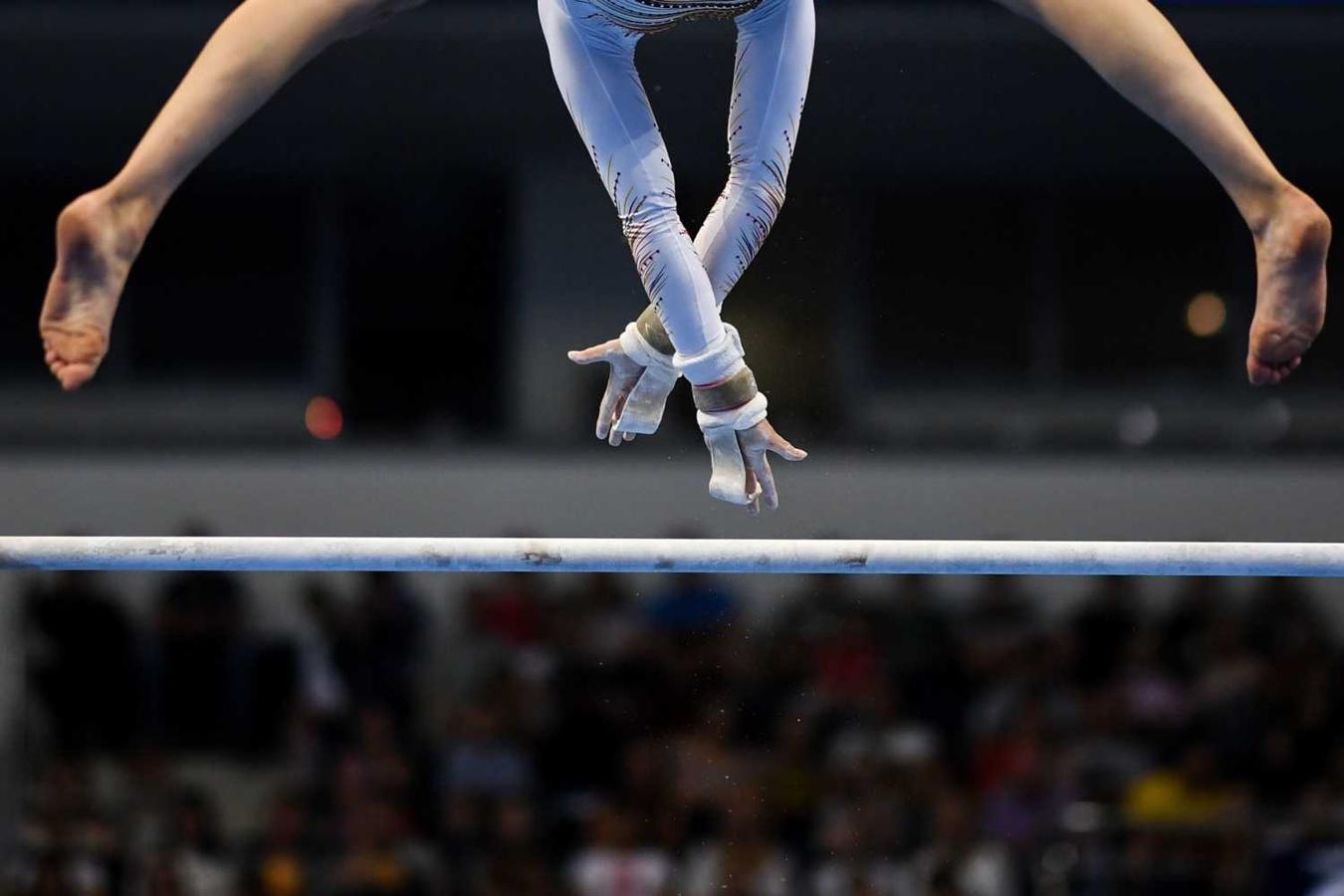 La gimnasta belga Nina Derwael compite en la final de aparatos femeninos en los Juegos Europeos de 2019, en Minsk