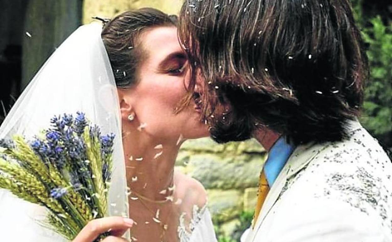 Carlota y Dimitri se besan tras la ceremonia. 