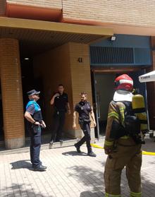 Imagen secundaria 2 - Los efectivos de la Policía y de los Bomberos en la calle Hernando de Acuña.