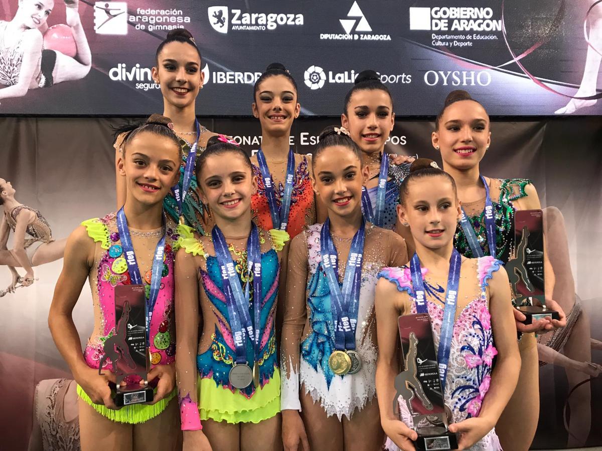 Gimnastas del Club Ritmo con sus medallas. 