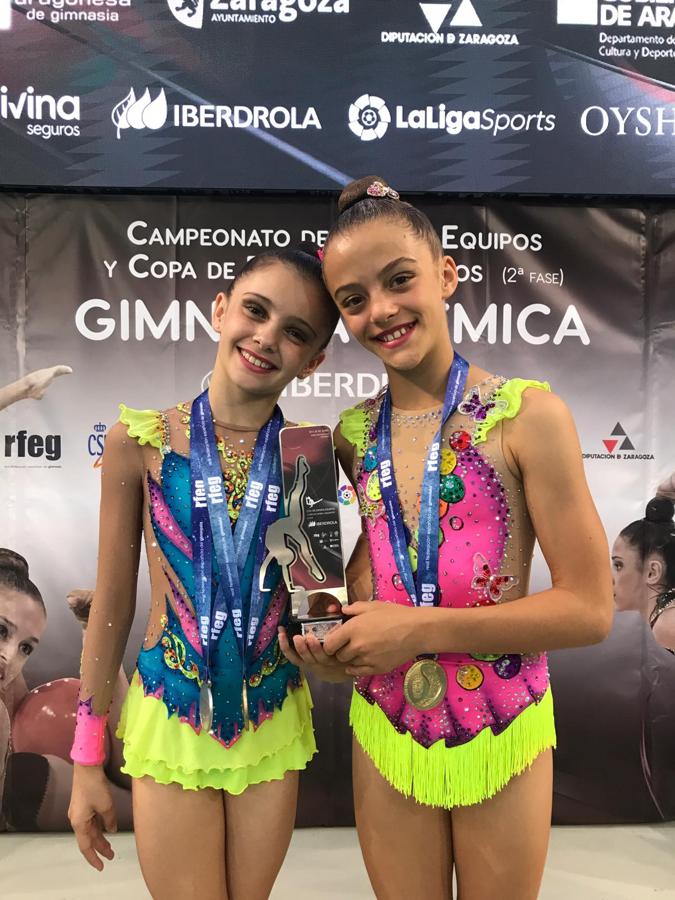 Gimnastas del Club Ritmo con sus medallas. 