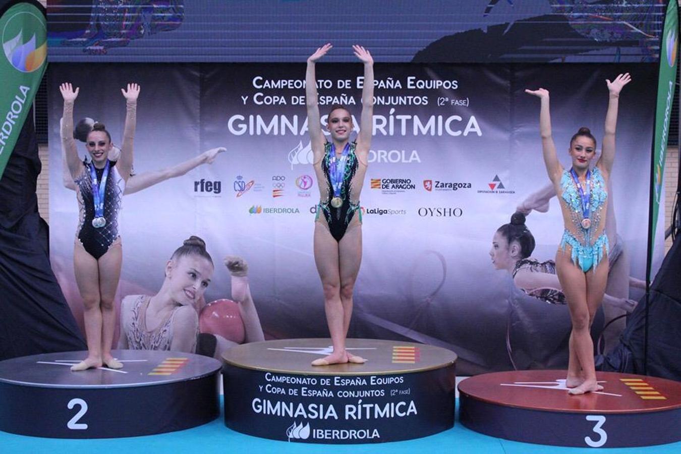 Gimnastas del Club Ritmo con sus medallas. 