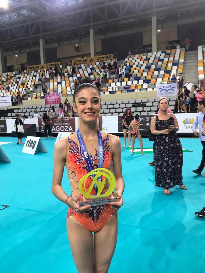 Gimnastas del Club Ritmo con sus medallas. 