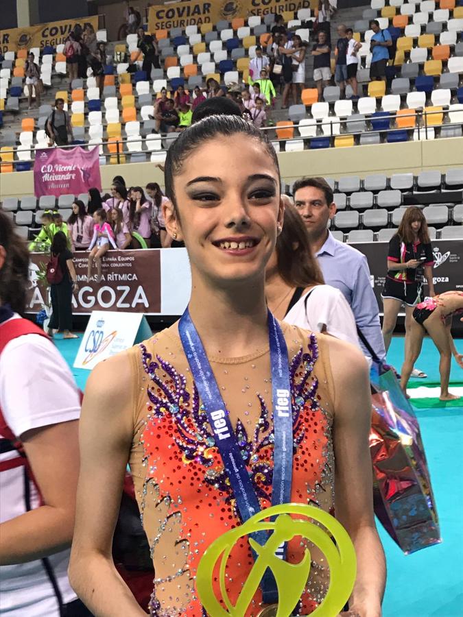 Gimnastas del Club Ritmo con sus medallas. 