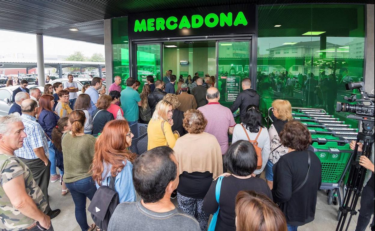 Clientes lusos esperan para entrar en el primer supermercado de Mercadona en Portugal