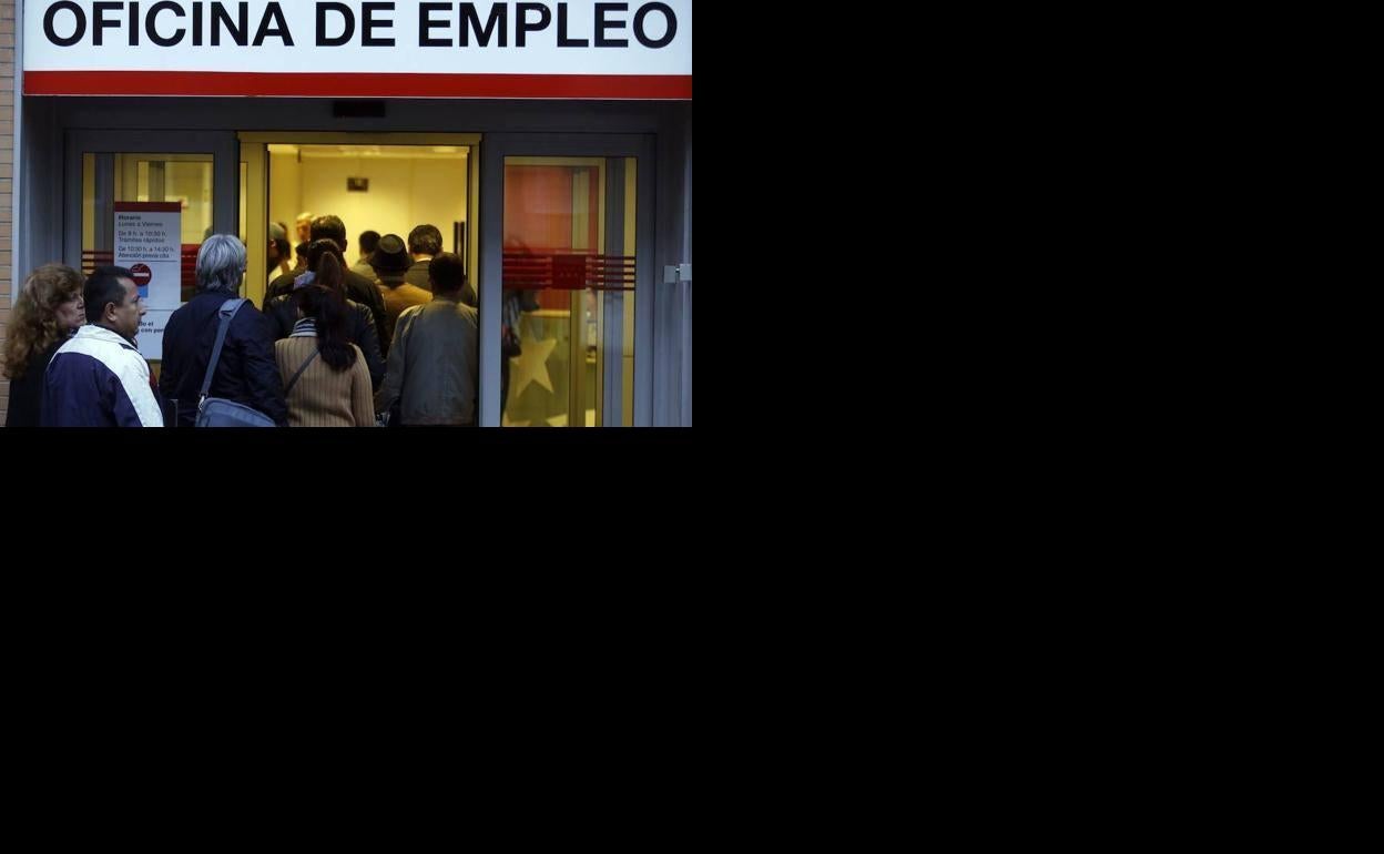 Personas esperando en una Oficina de Empleo.