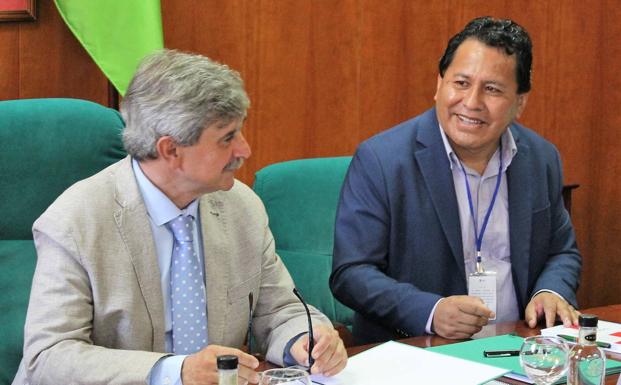 Firma del acuerdo entre la ULE y el Tribunal Constitucional Plurinacional de Bolivia.