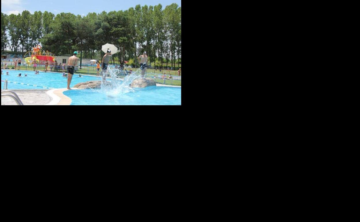 Jóvenes disfrutando de la piscina de Valencia de Don Juan.