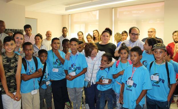 Imagen. Los niños saharauis y sus familias de acogida recibidos por Aurora Baza.