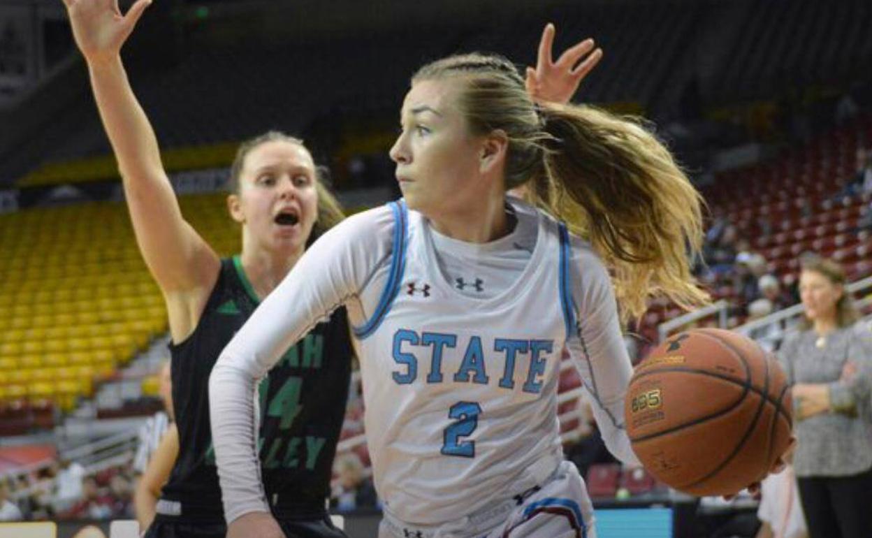 Brooke Salas encarando a canasta. 