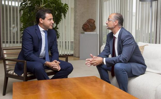 Raúl de la Hoz en su reunión con Luis Fuentes. 