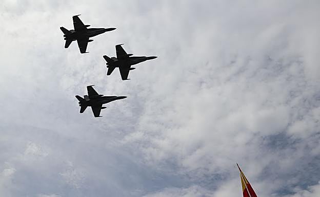 Imagen. Tres F-18 sobrevuelan La Virgen del Camino
