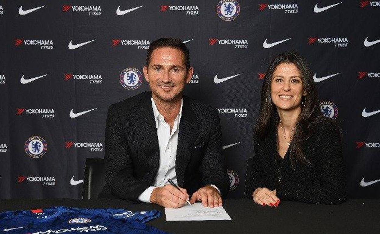 Franck Lampard firma su contrato junto a Marina Granovskaia. 