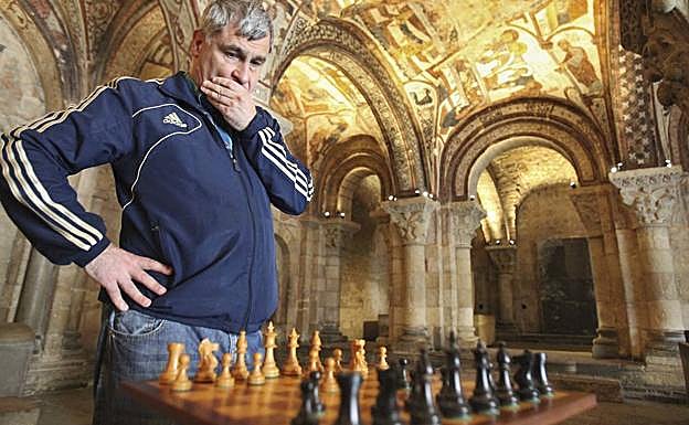Galería. Los jugadores visitan el Panteón de los Reyes de San Isidoro.