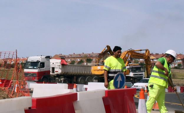 Trabajadores en la circunvalación de la SG-20 en plena ola de calor. 