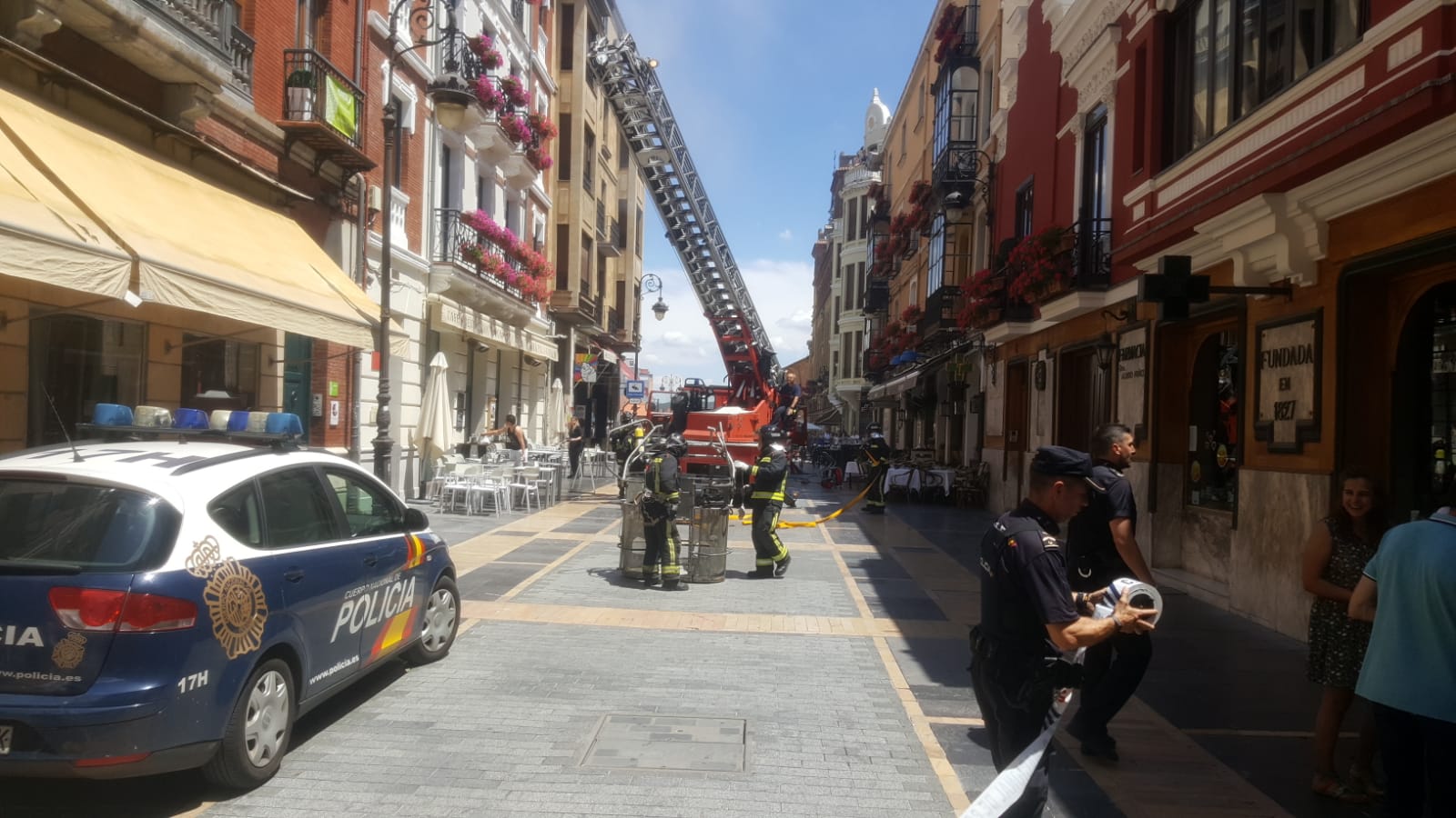 Fotos: Fuego en un restaurante de la calle Ancha