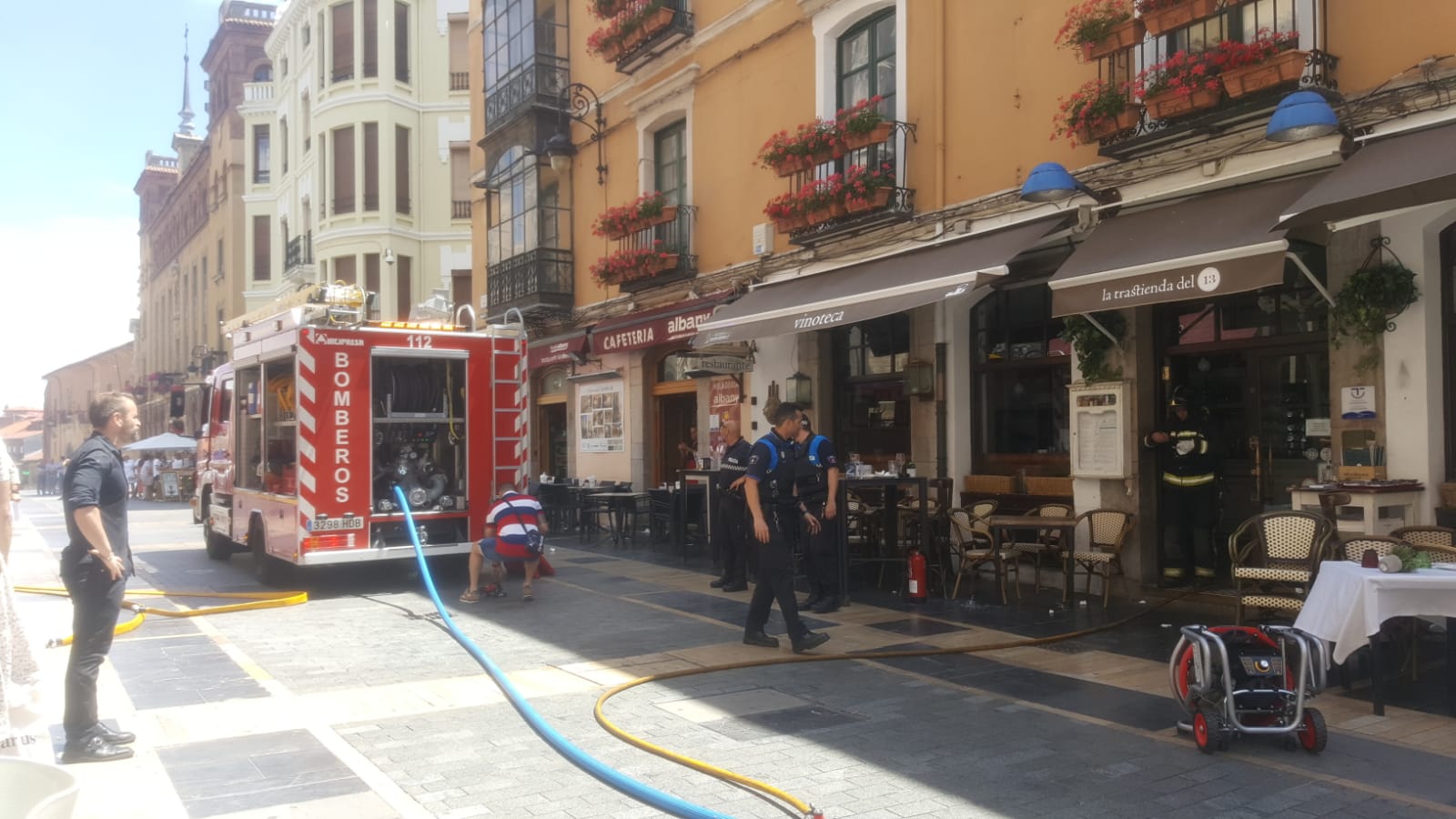 Fotos: Fuego en un restaurante de la calle Ancha